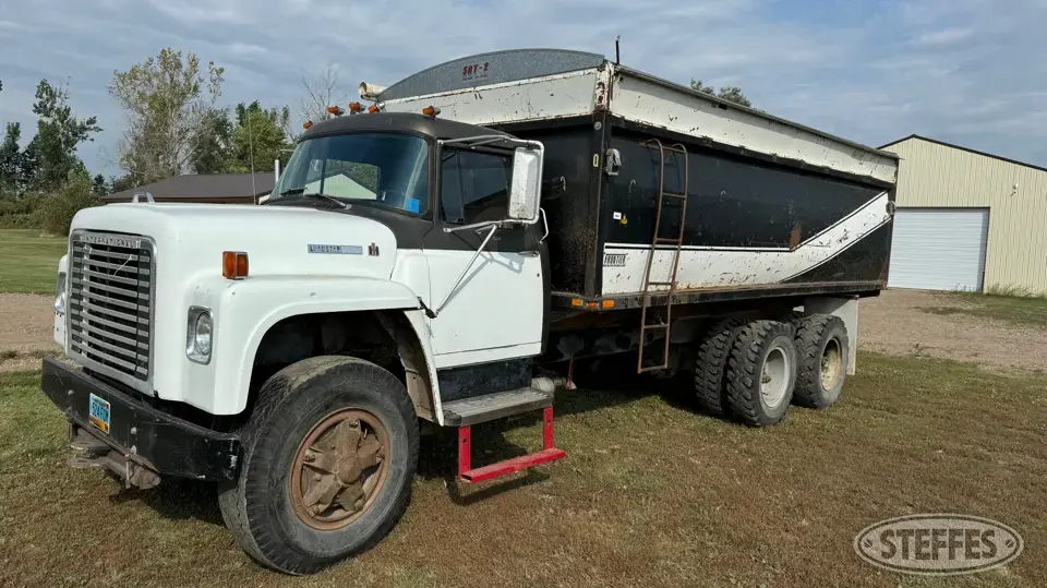 1975 International Loadstar 1800 Tandem Boxed Truck