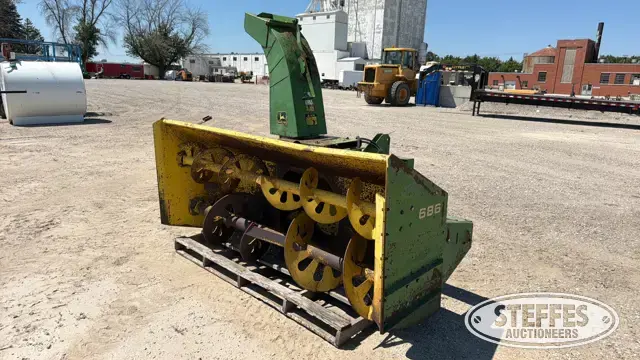 John Deere 686