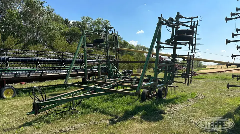 John Deere 1600 Chisel Plow