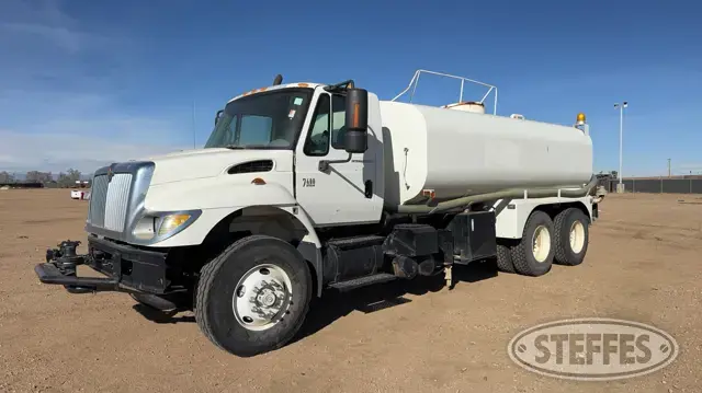 2003 International 7400 4,000 gal.