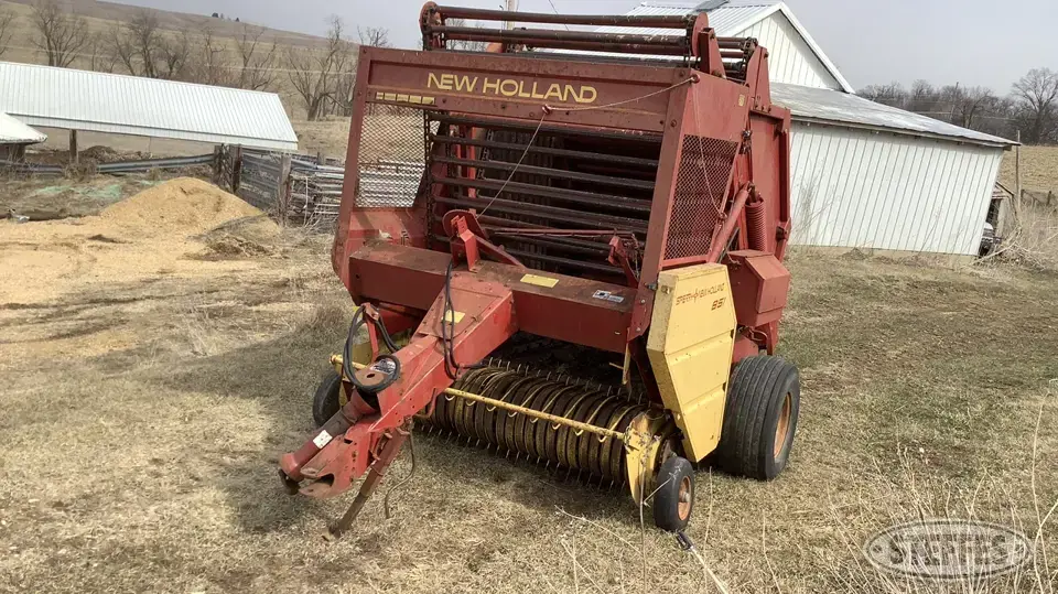 New Holland 851 Round Baler