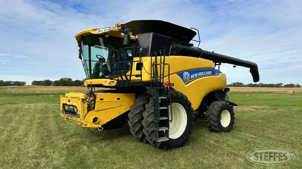 2011 New Holland CR8090 Combine