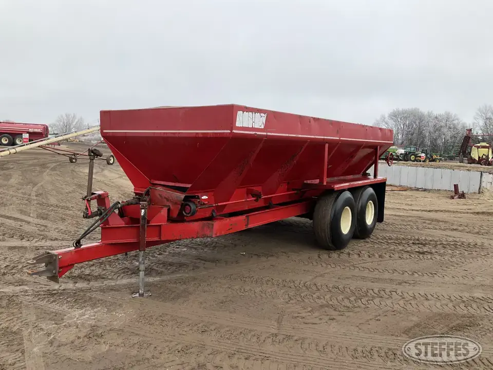Chandler Pull-Type Dry Spreader