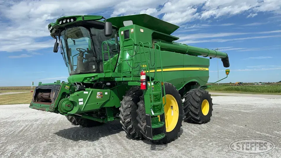 2016 John Deere S670 Combine