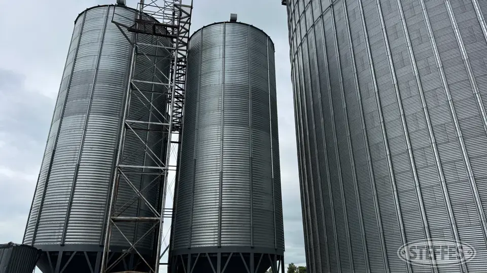 1999 Micada Hopper Bin
