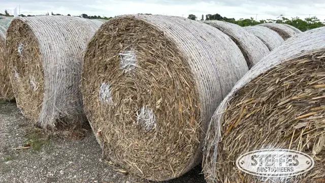 (20) Round cornstalk bales