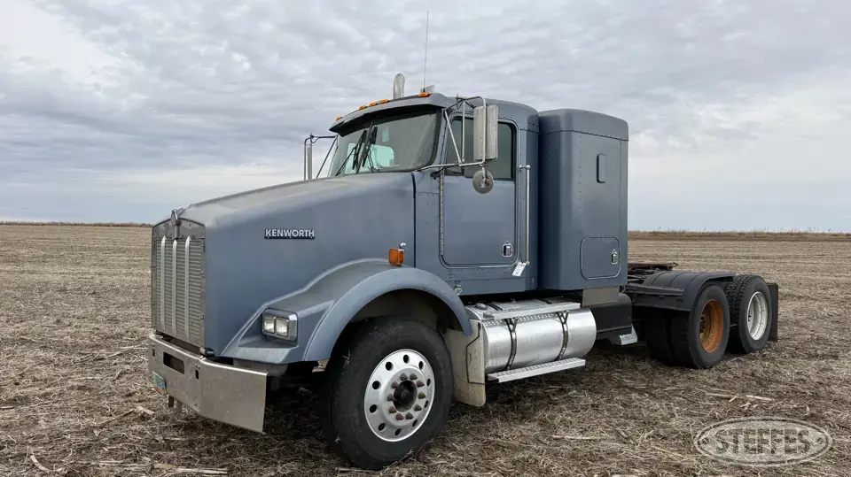 1999 Kenworth T800 Conventional Truck with Sleeper