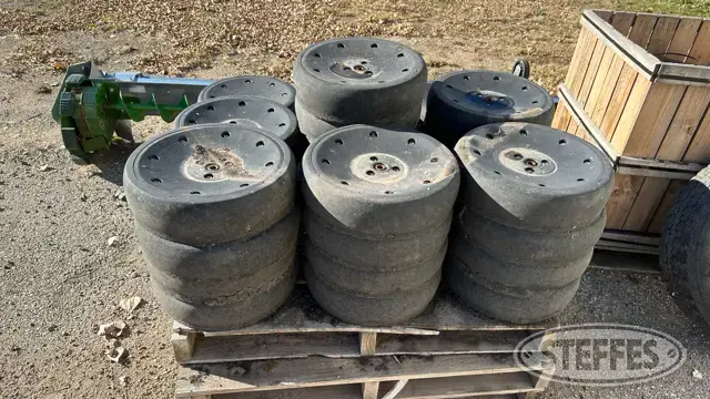 (30) John Deere gauge wheels