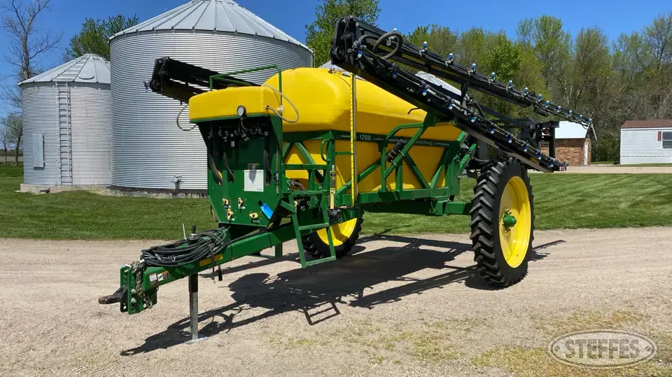 2014 Farm King 1200 Pull-Type Sprayer