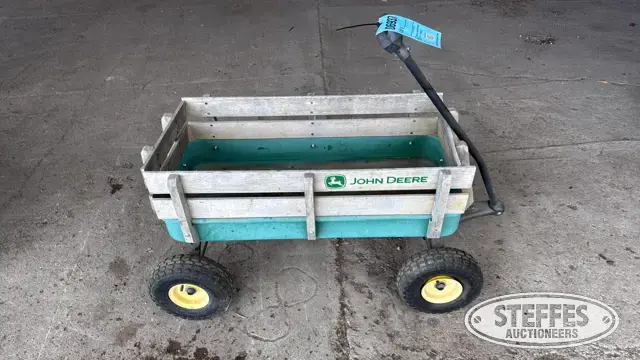 John Deere wagon