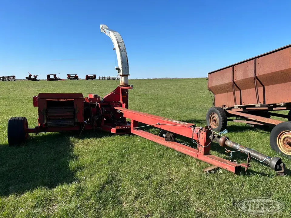 International 830 Pull-Type Harvester