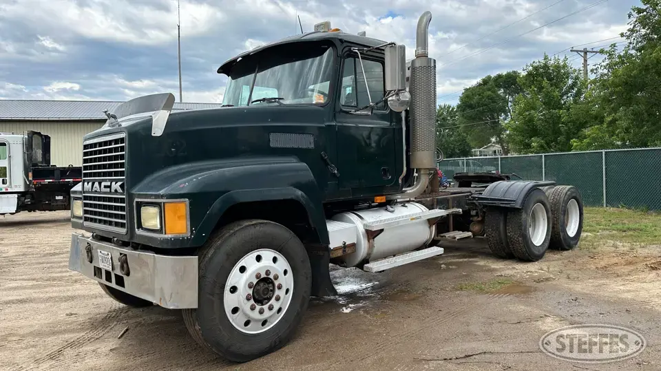 2000 Mack CH613 Conventional Truck without Sleeper