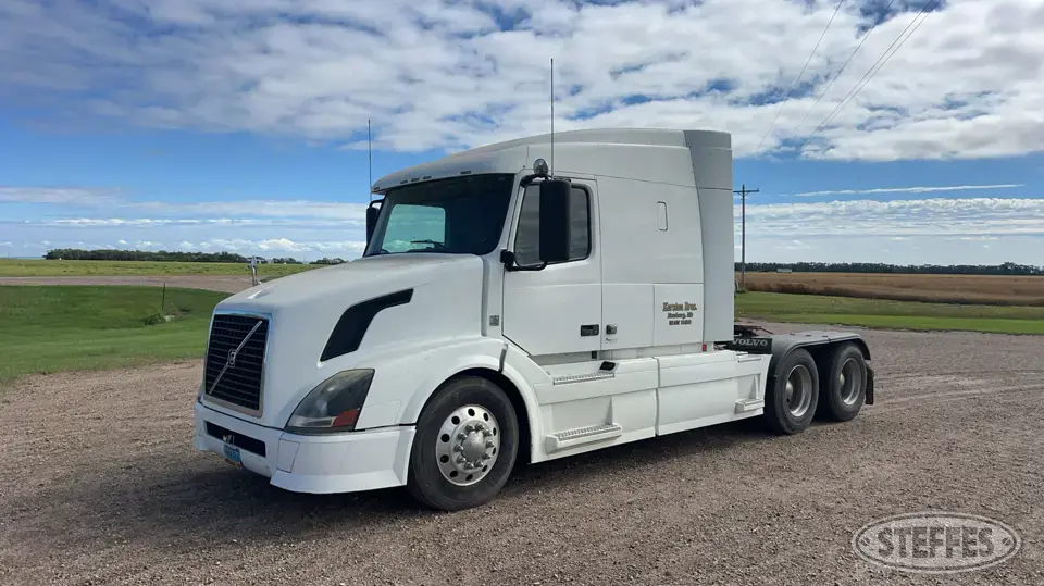 2009 Volvo VNL630 Conventional Truck with Sleeper