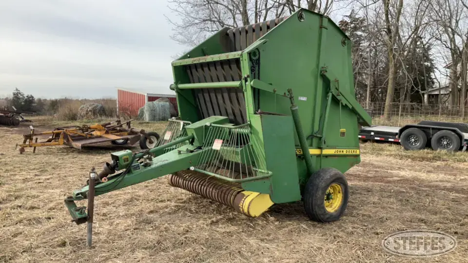 John Deere 510 Round Baler