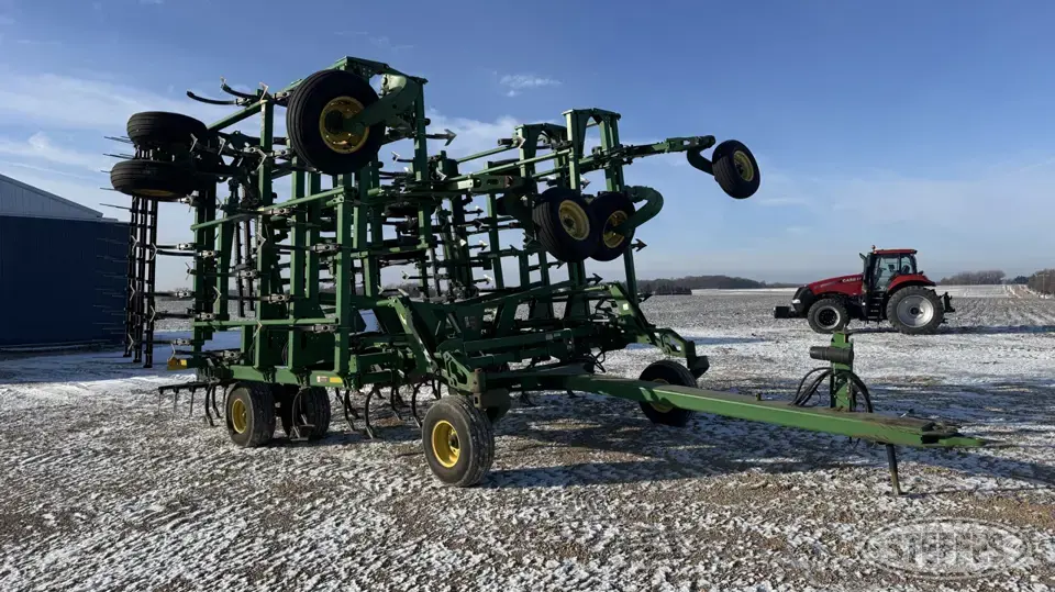 John Deere 2210 Field Cultivator