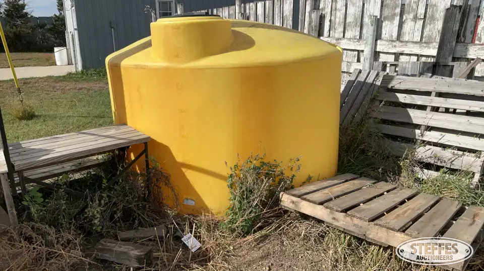 1,550 gal. poly tank