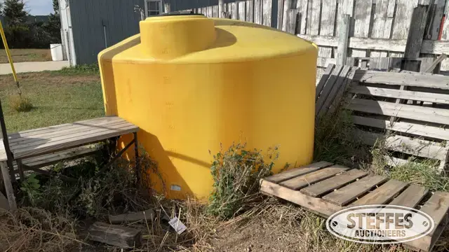1,550 gal. poly tank