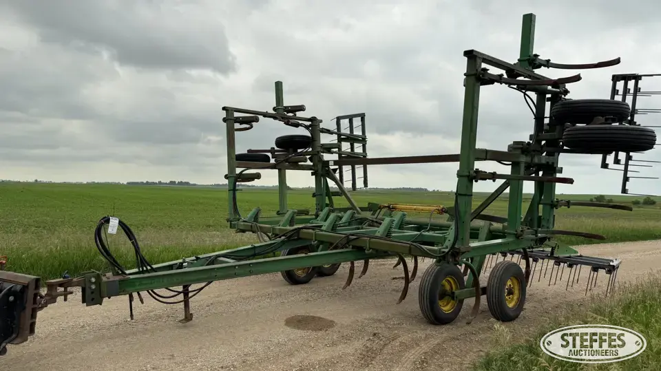 John Deere 1610 Chisel Plow