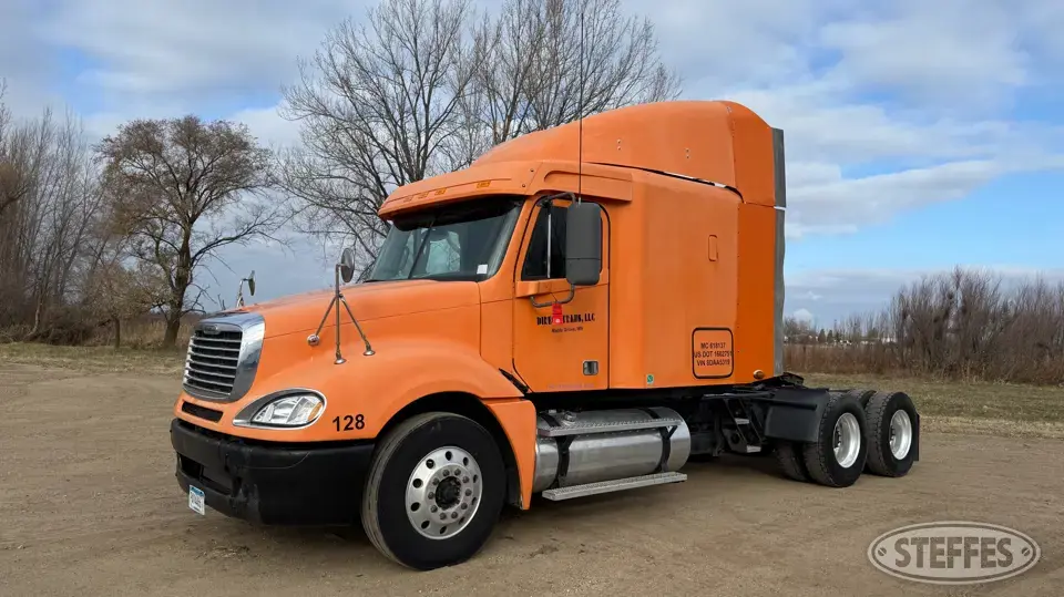 2008 Freightliner Columbia 120 Conventional Truck with Sleeper