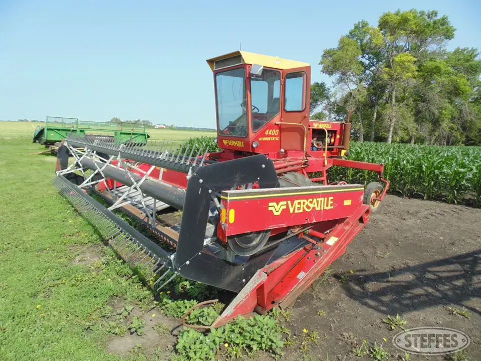 1980 Versatile 4400 Self-Propelled Swather