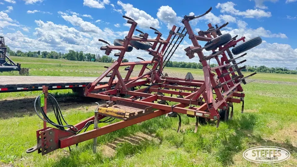 International 4600 Vibra Shank Field Cultivator