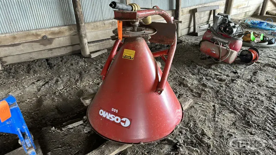 2004 Cosmo Pull-Type Dry Spreader
