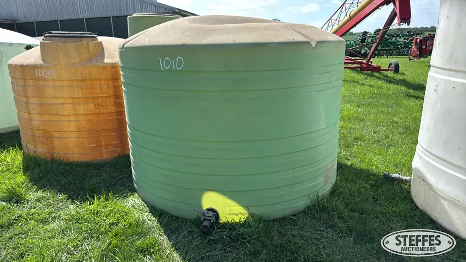 1,500 gal. vertical poly tank