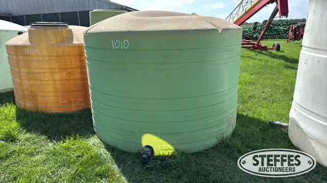 1,500 gal. vertical poly tank
