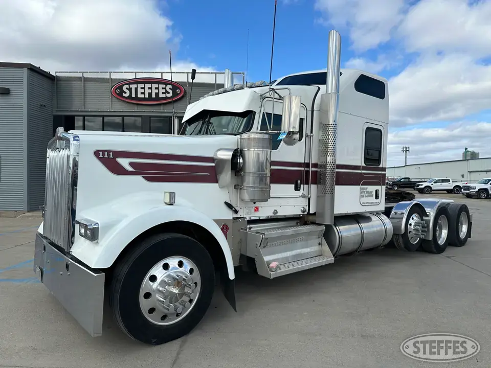 2016 Kenworth W900L Conventional Truck with Sleeper
