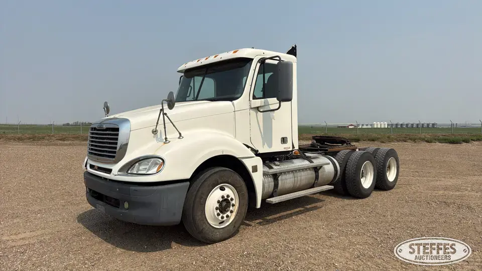 2007 Freightliner Columbia 120 Conventional Truck without Sleeper