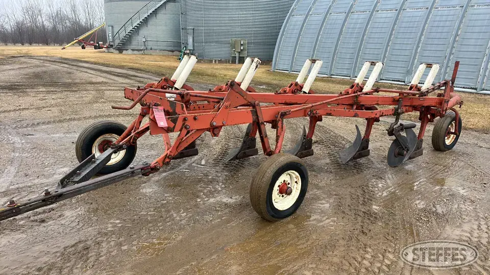 International 700 Plow