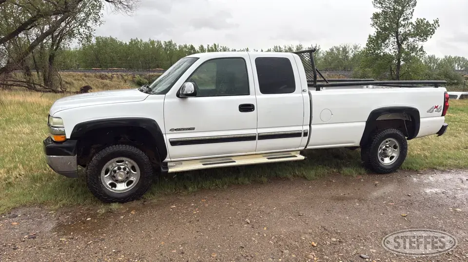 2002 Chevrolet Silverado 2500HD LS 3 Quarter Ton Pickup