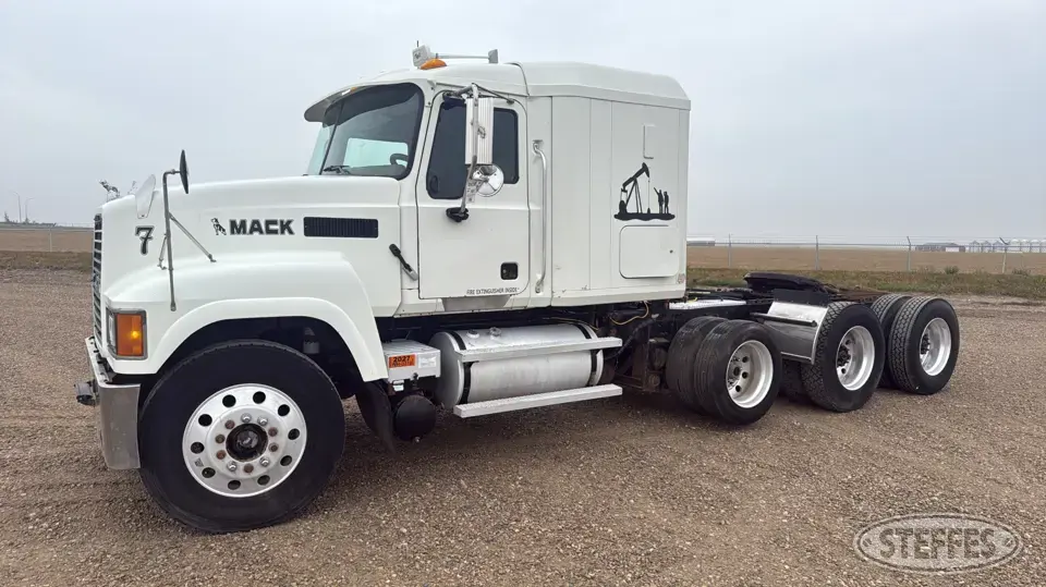2007 Mack CHN613 Conventional Truck with Sleeper