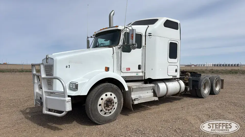 2008 Kenworth T800 Conventional Truck with Sleeper