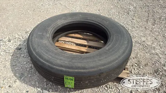 Kelly 11R24.5 trailer tire