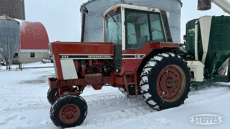 1976 International 886 2WD Tractor