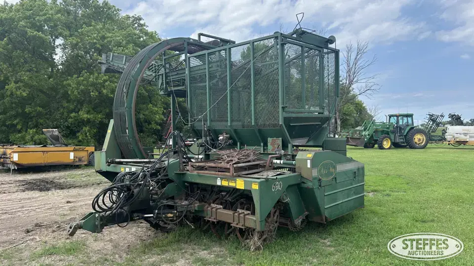 1999 Arts Way 690 Sugarbeet Harvester
