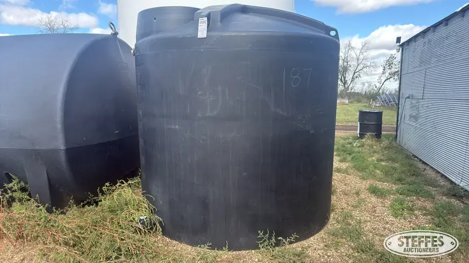 2,000 gal. poly tank