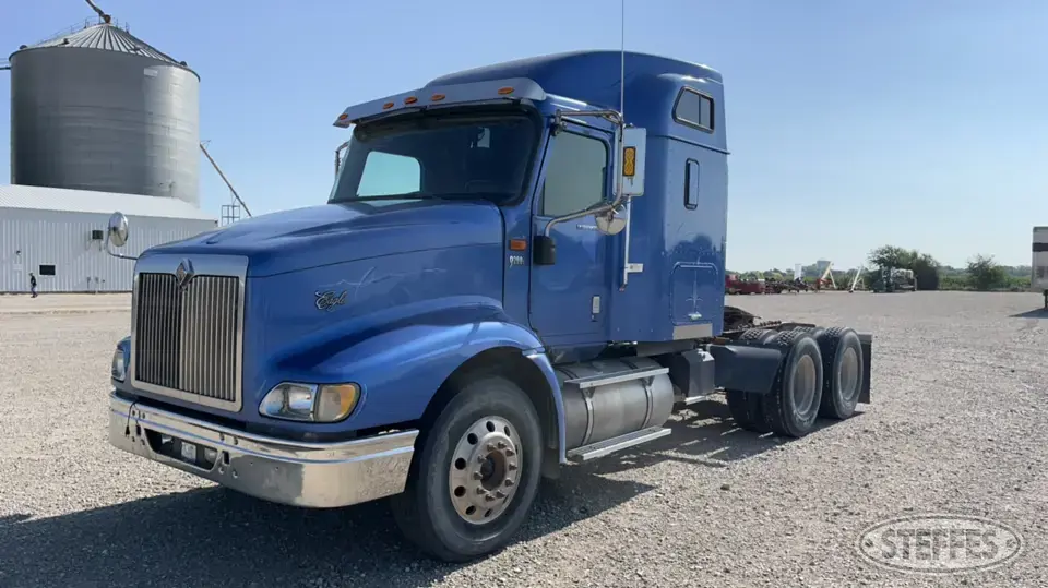 2006 International 9200i Conventional Truck with Sleeper