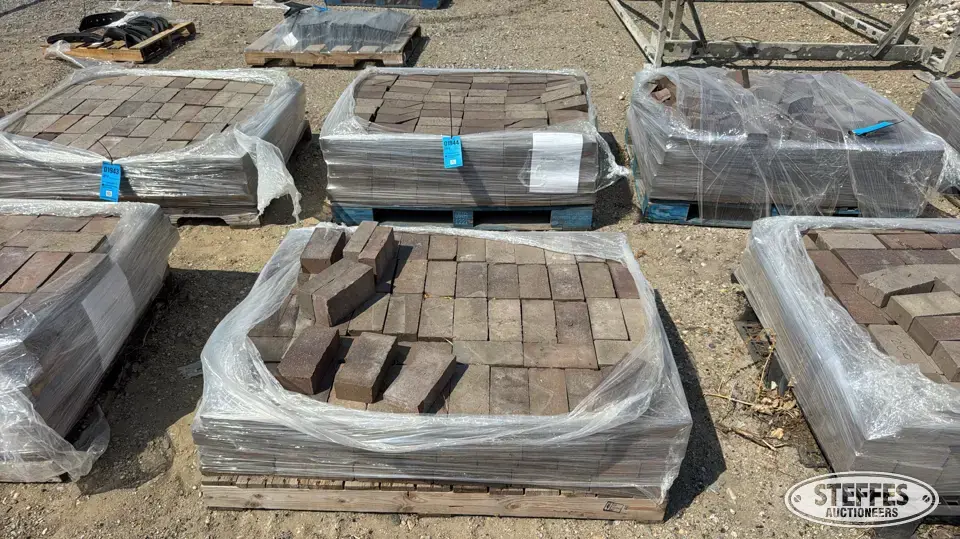 Approx. (436) landscape bricks Lawn and Garden-Other