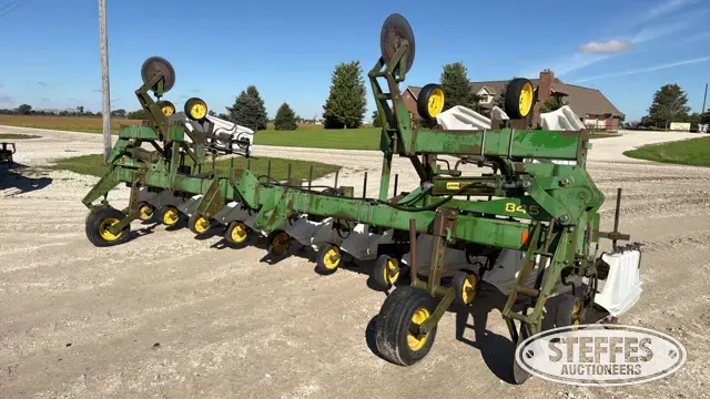 John Deere 845