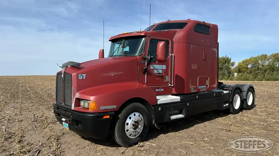1995 Kenworth T600 Conventional Truck with Sleeper
