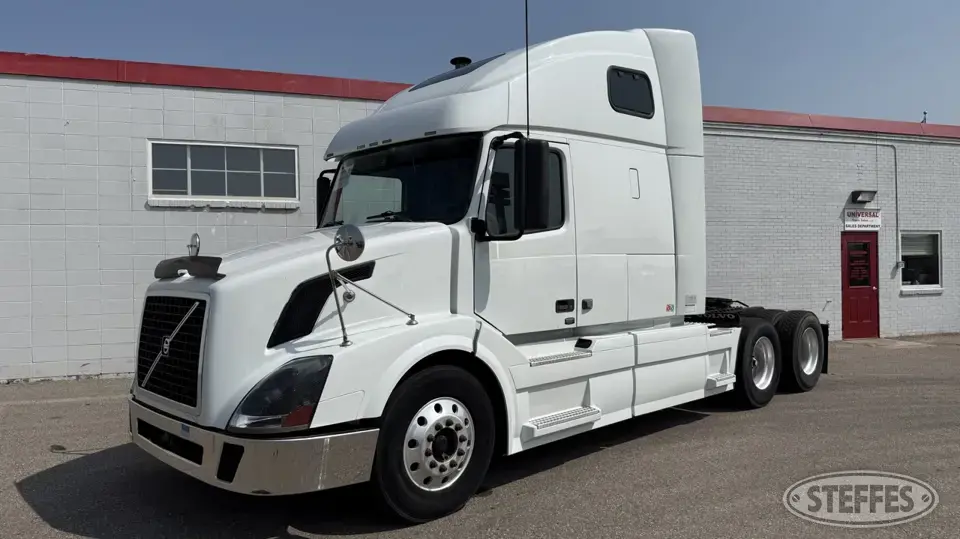 2008 Volvo VNL64T670 Conventional Truck with Sleeper