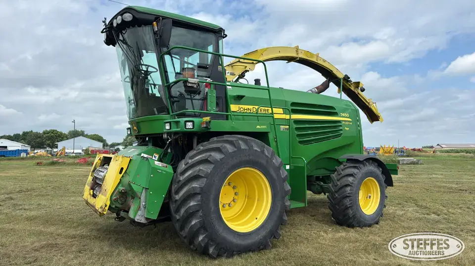 2008 John Deere 7450 Self-Propelled Harvester
