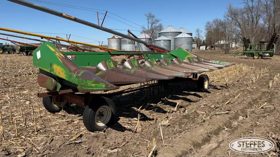 John Deere 843 Corn Head