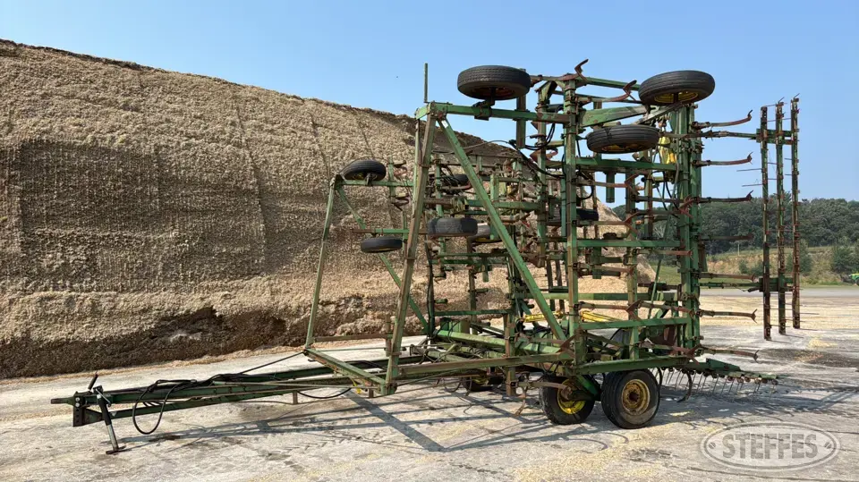 John Deere 1050 Field Cultivator