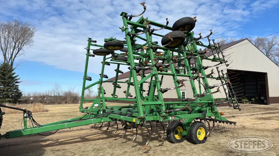 John Deere 980 Field Cultivator