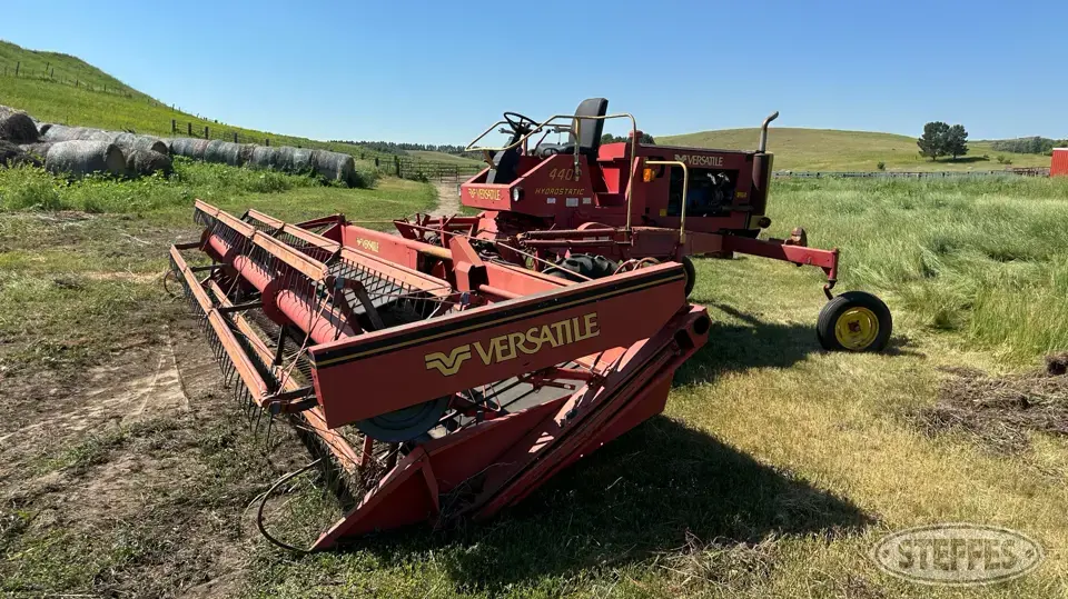 1980 Versatile 4400 Self-Propelled Swather