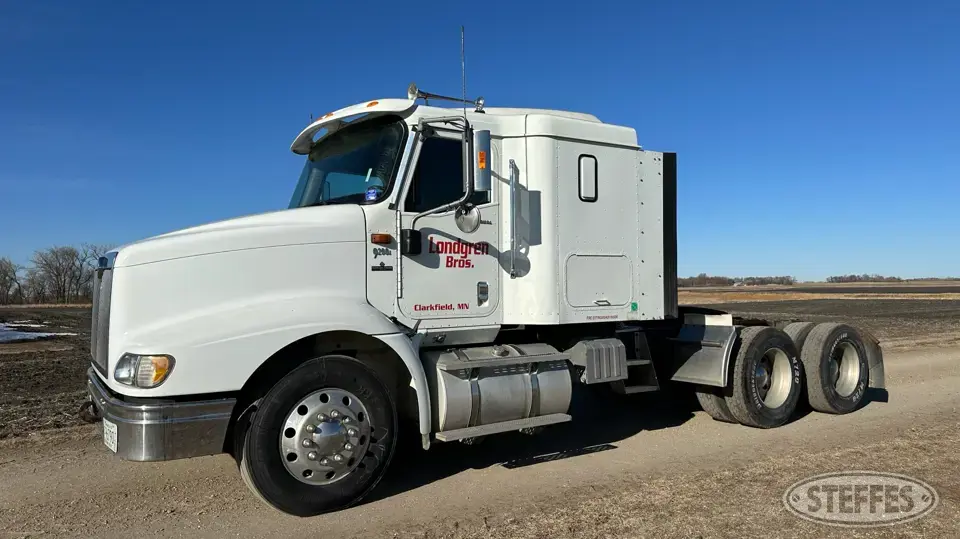 2002 International 9200i Conventional Truck with Sleeper