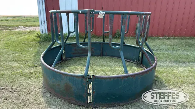 Round bale ring feeder